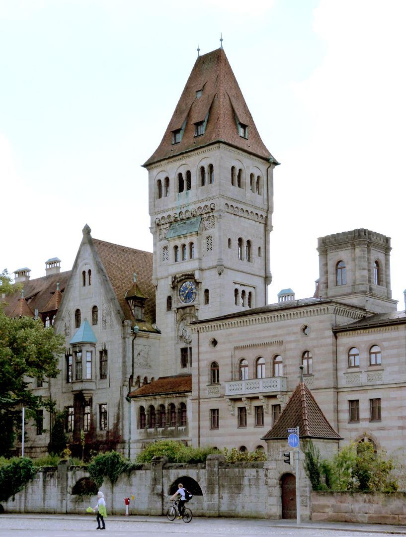 Schloss Faber-Castell Straßenansicht: rechts Trakt von Georg Friedrich Christian Bürklein (1872), links Kramerscher Trakt mit Hauptturm (1903-06)