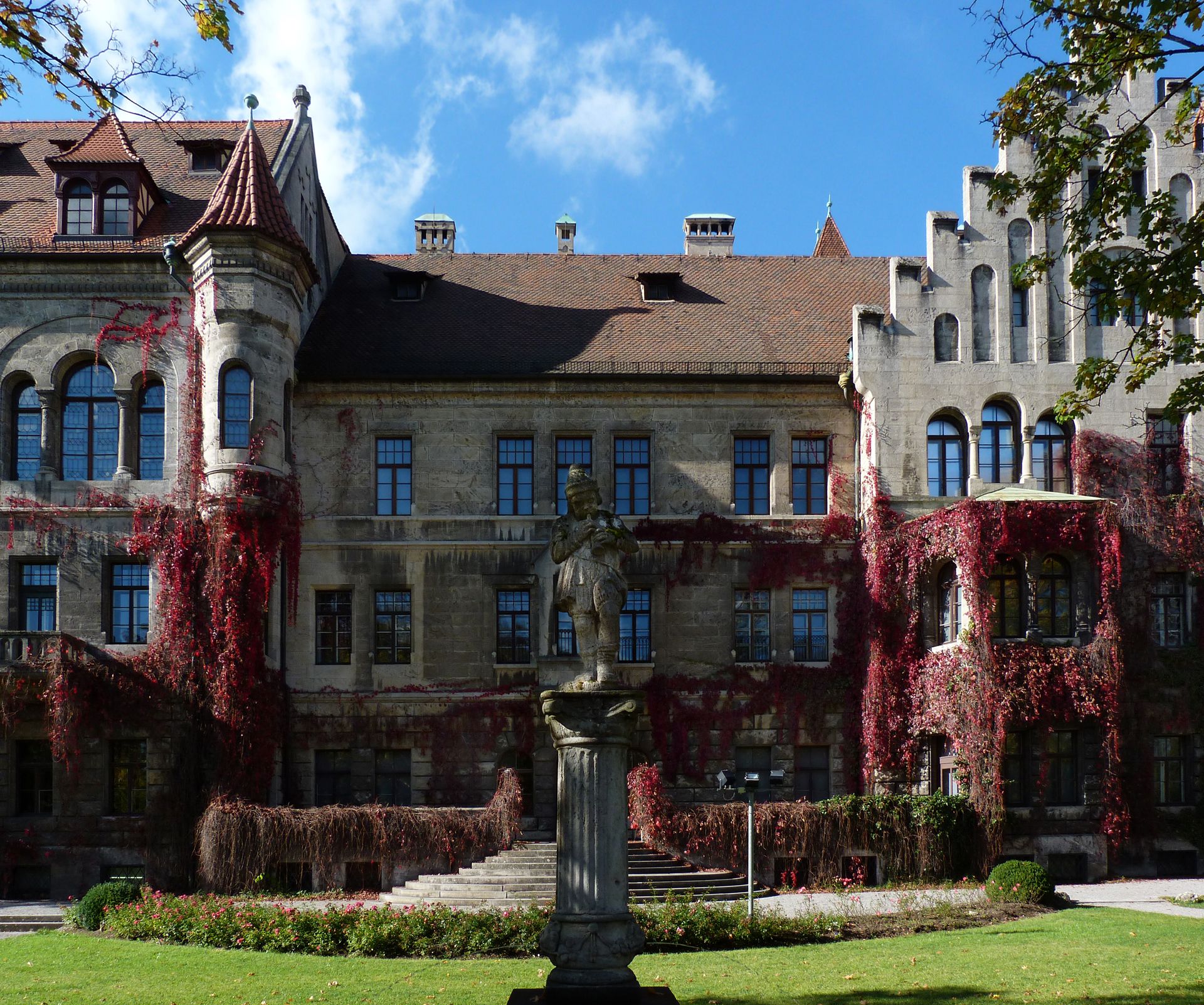 Schloss Faber-Castell Park, Südostansicht mit Brunnen