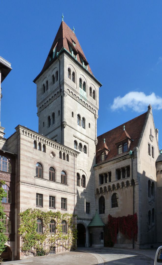 Schloss Faber-Castell Hof mit Bürckleins Flügel (links) und von Kramerscher Hauptturm und Eingang