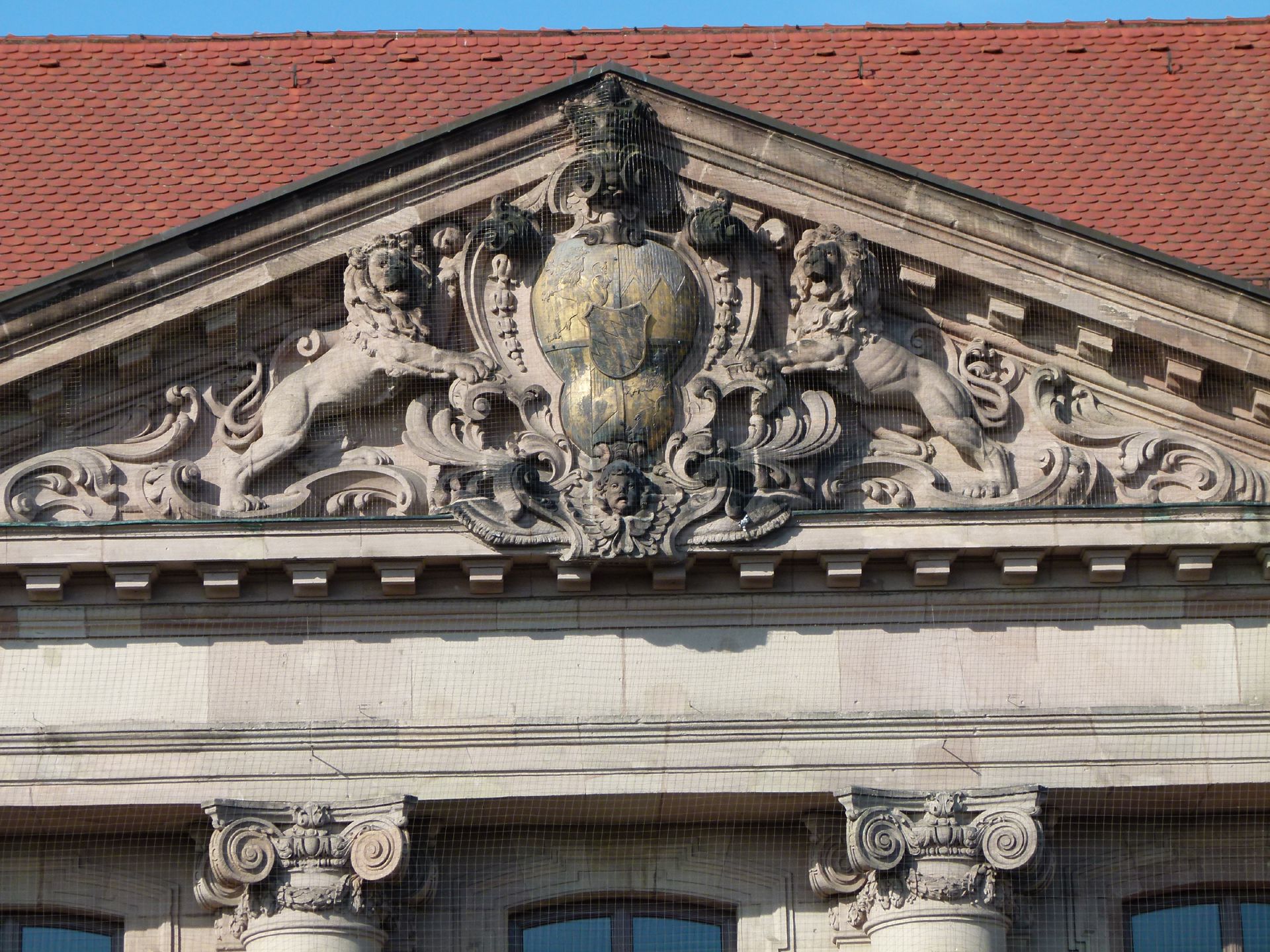 ehem. Bayerische Landesgewerbeanstalt (Gewerbemuseum) Haupteingangsfassade, NO, Giebel mit von Löwen gehaltenen Wappen