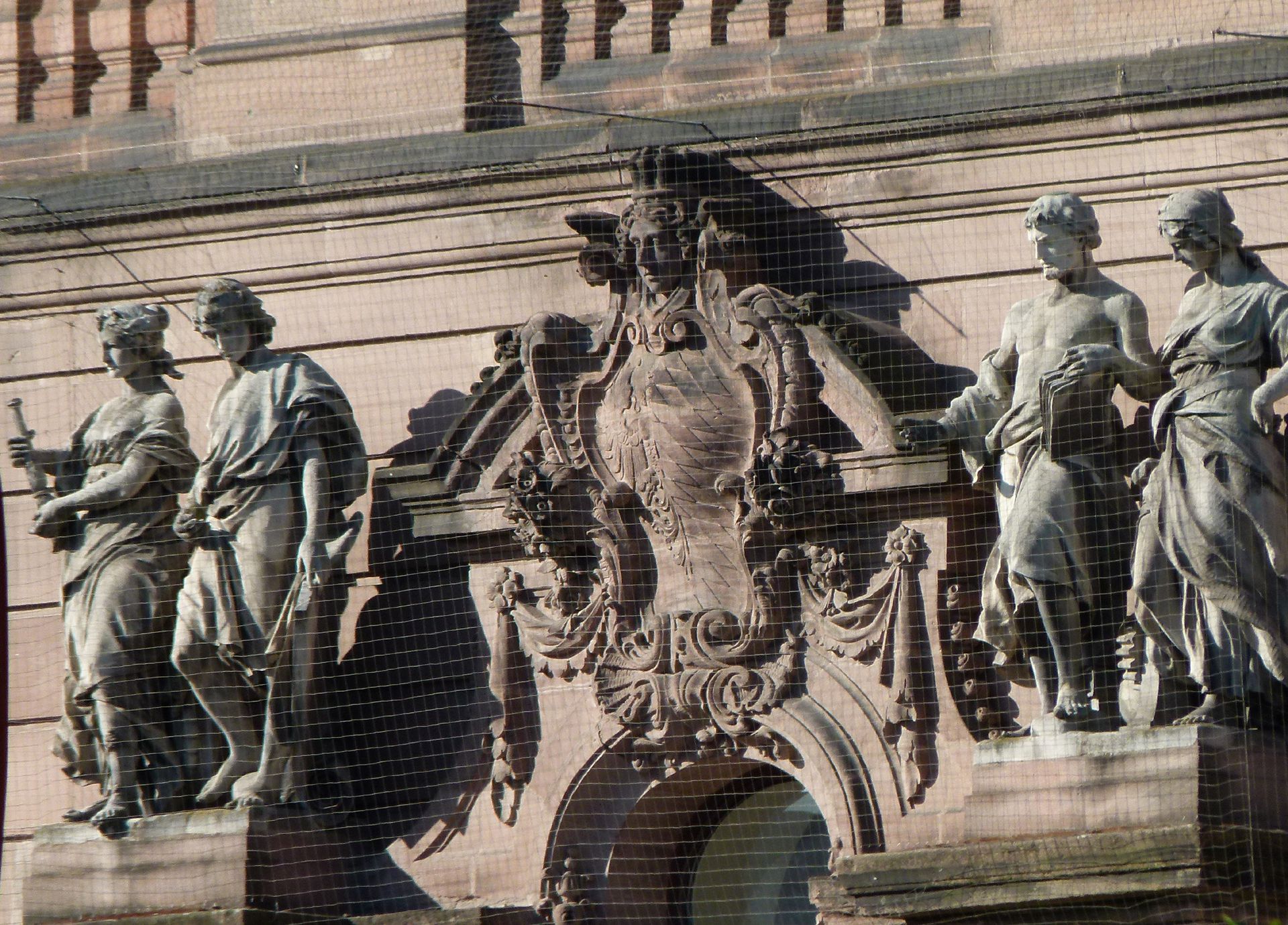 ehem. Bayerische Landesgewerbeanstalt (Gewerbemuseum) Haupteingangsfassade, NO, Attika vom Haupteingang mit Allegorien