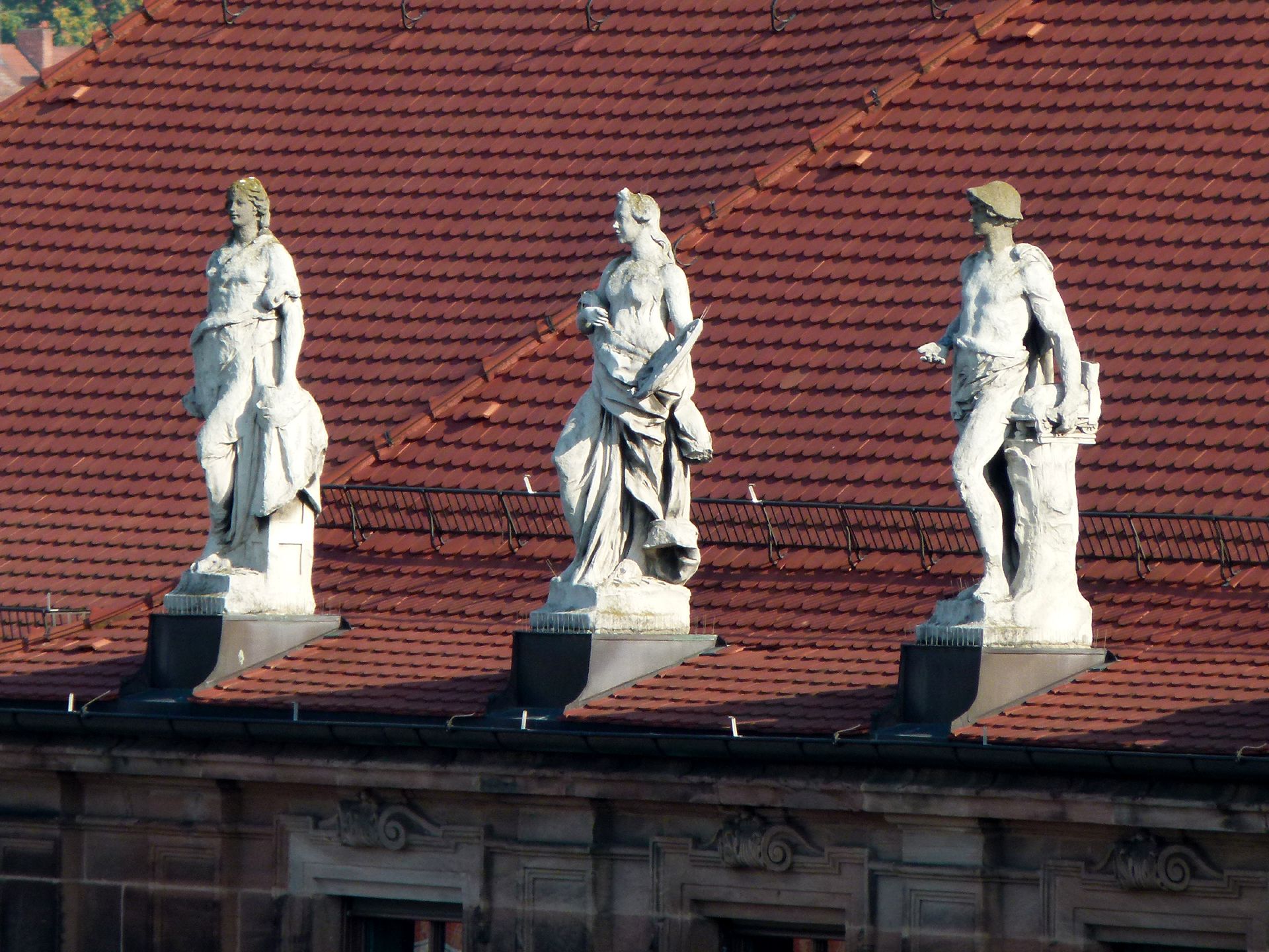 ehem. Bayerische Landesgewerbeanstalt (Gewerbemuseum) Südwestfassade, Mittelrisalit, Drei allegorische Darstellungen der „Sparten der Technik“ von Joseph Kramer