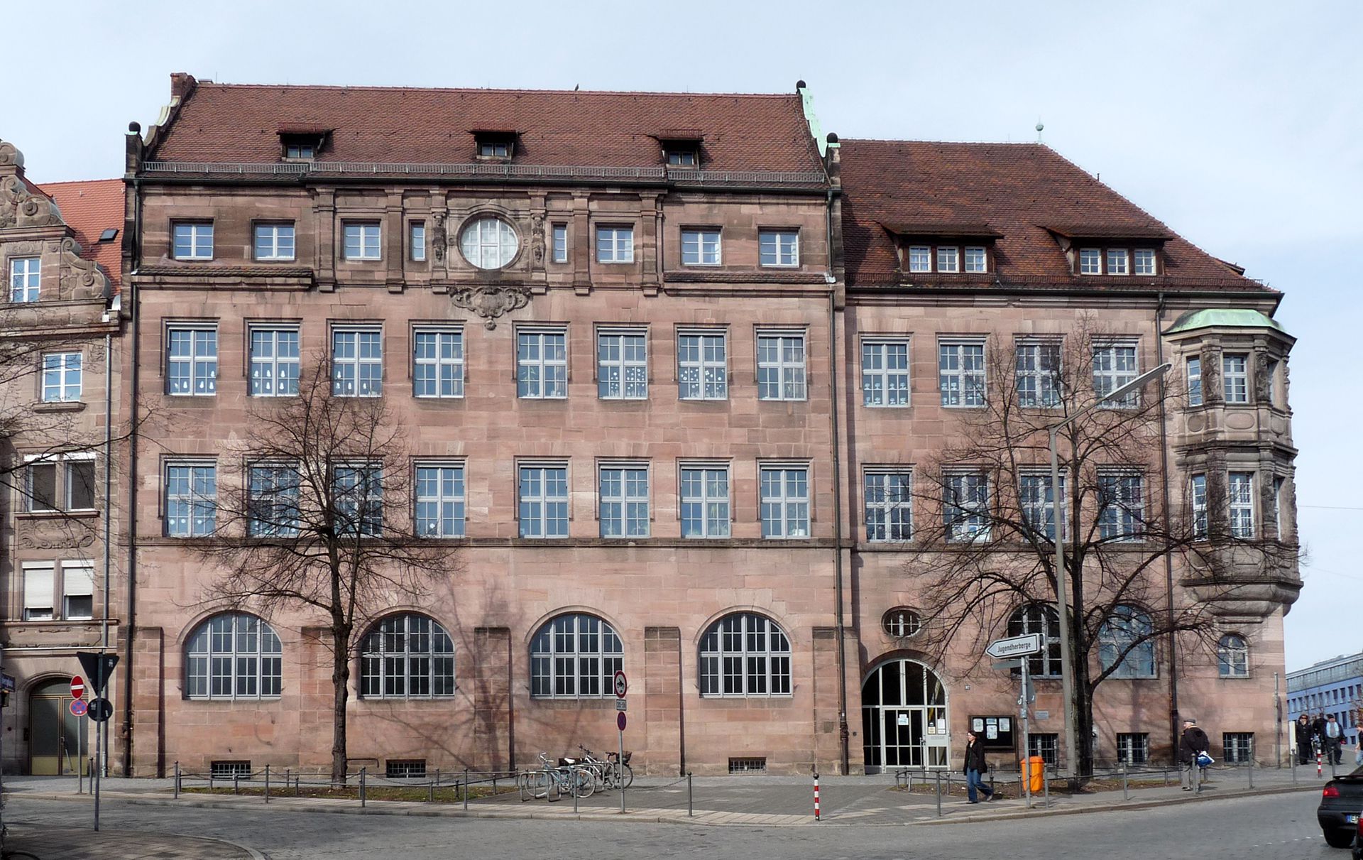 Grundschule Paniersplatz Schulhaus, (vordere Dachlaterne Kriegsverlust)