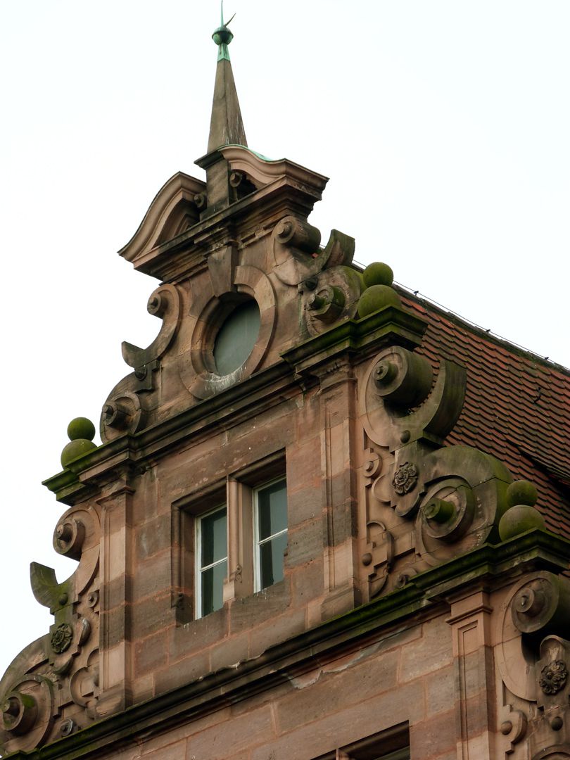 Hauptgebäude des Klinikum Nord Fassade, Schweifgiebel