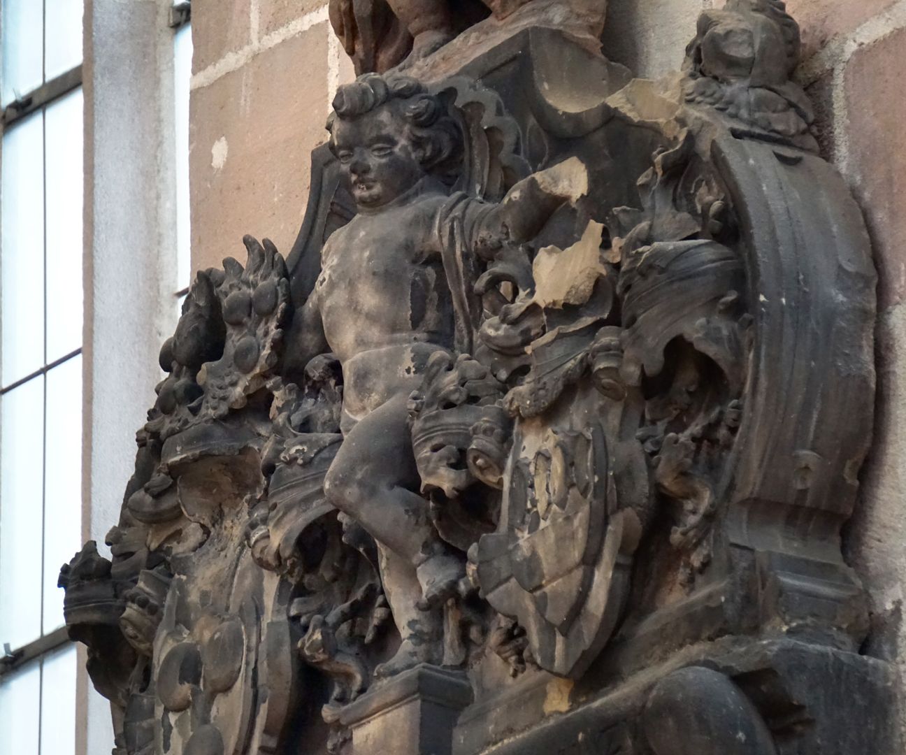 Wappenstein seitliche Ansicht von rechts, Detail