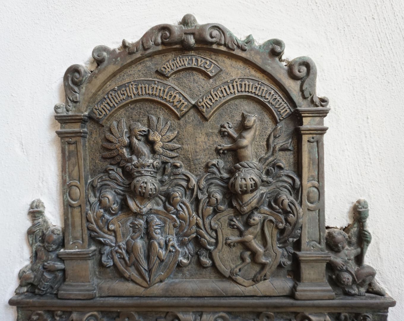 Epitaph des Balthasar II. Rummel, seiner Frau Katharina, geboren Tetzel, und der Tochter Katharina oberer Abschluss mit den Wappen Rummel und Tetzel