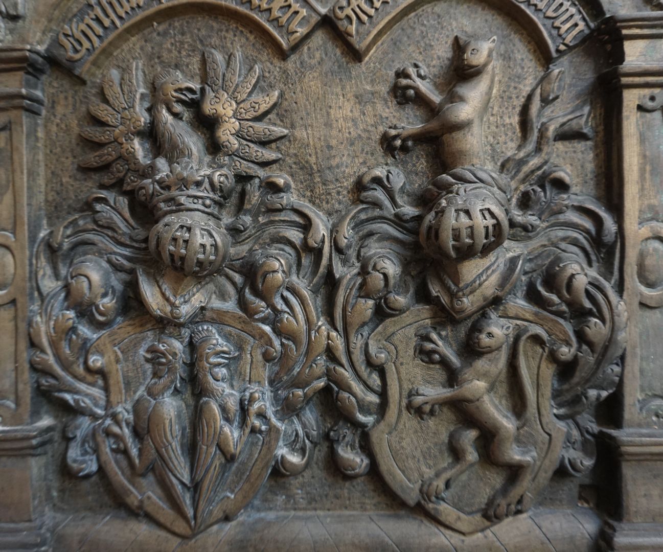 Epitaph des Balthasar II. Rummel, seiner Frau Katharina, geboren Tetzel, und der Tochter Katharina links Wappen Rummel, rechts Wappen Tetzel der Ehefrau Catharina
