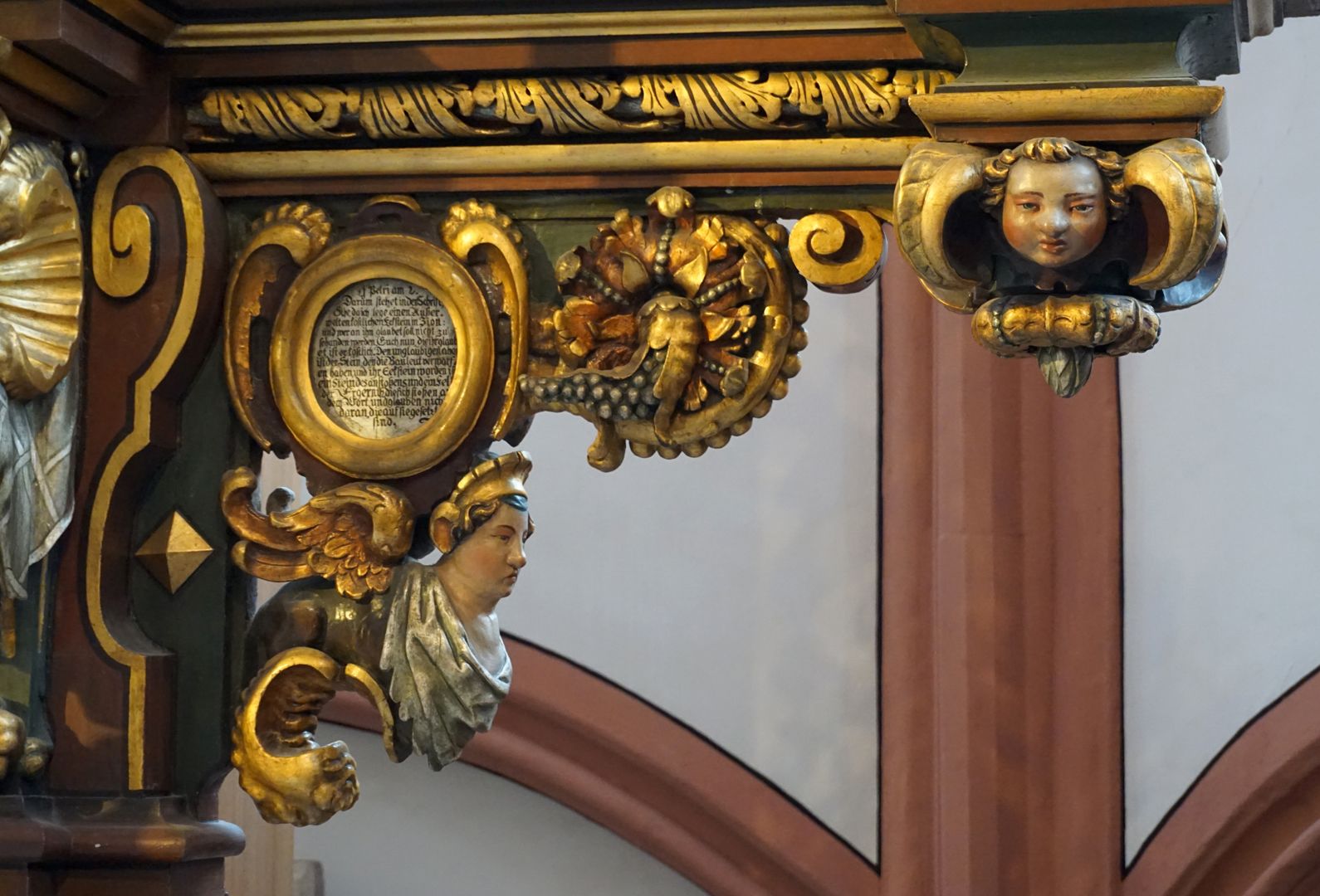 Hochaltar figurierte Konsole, Kartusche und hängendes Kopfkapitell unterhalb der rechten Altartafel