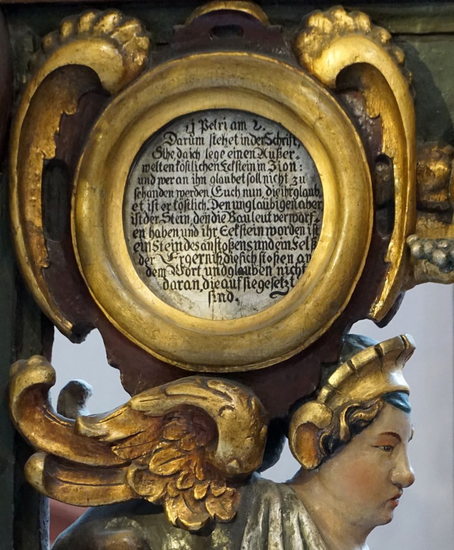 Hochaltar Kartusche mit Bibelzitat unterhalb der rechten Altartafel