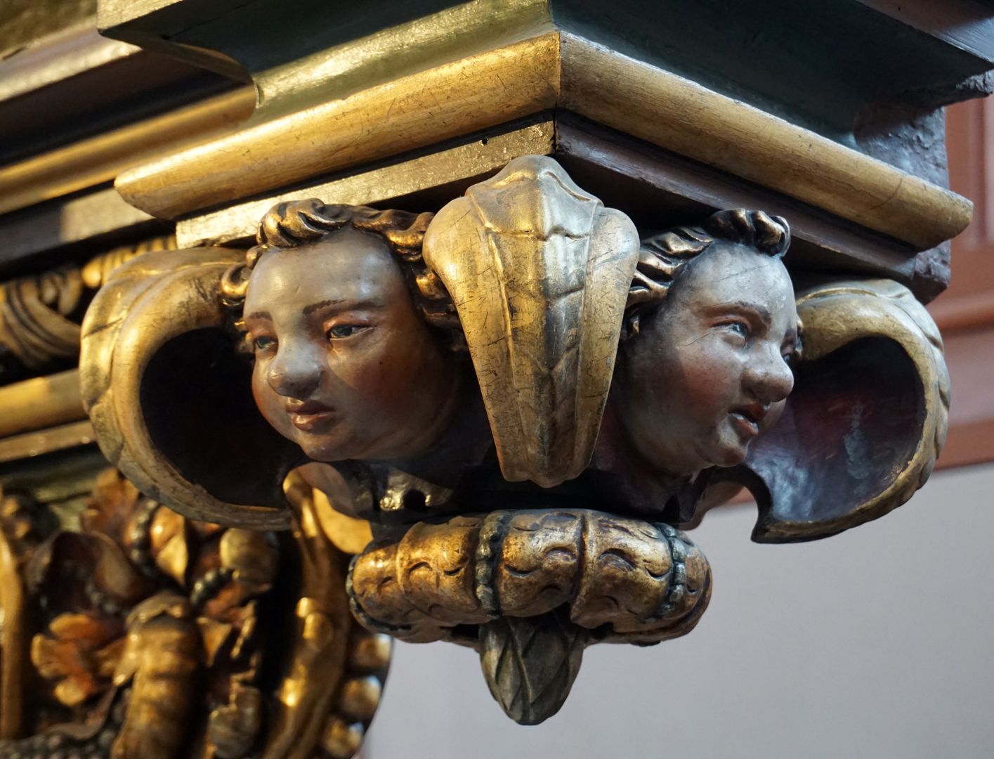 Hochaltar hängendes Kopfkapitell unterhalb der rechten Altartafel