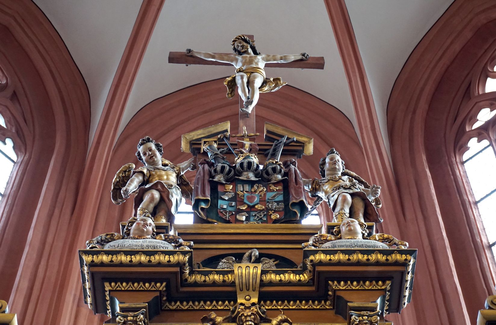 Hochaltar oberer Abschluss: Kruzifix, Wappen mit Passionsinsignien, darunter ein Pelikan