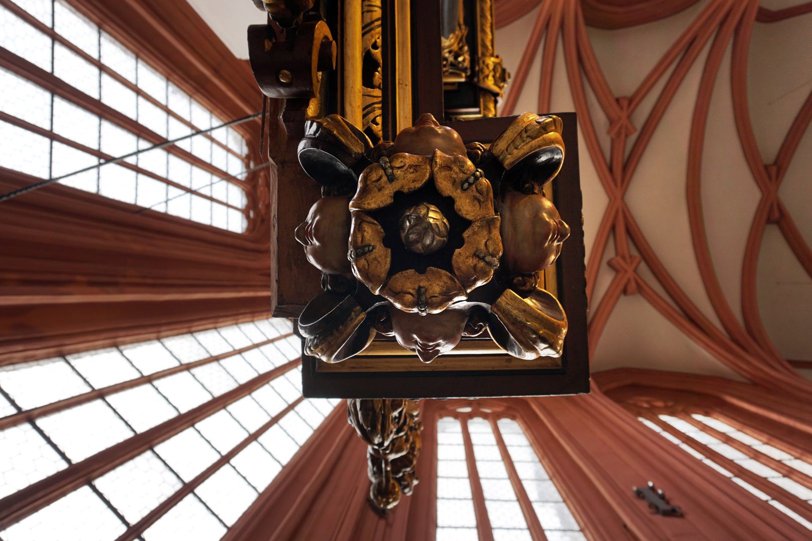 Hochaltar hängendes Kopfkapitell unterhalb der rechten Altartafel, Untersicht