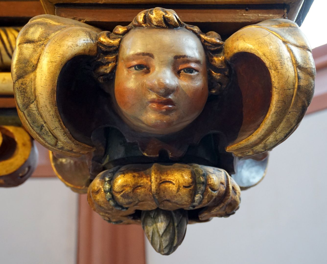 Hochaltar hängendes Kopfkapitell unterhalb der rechten Altartafel, Westseite