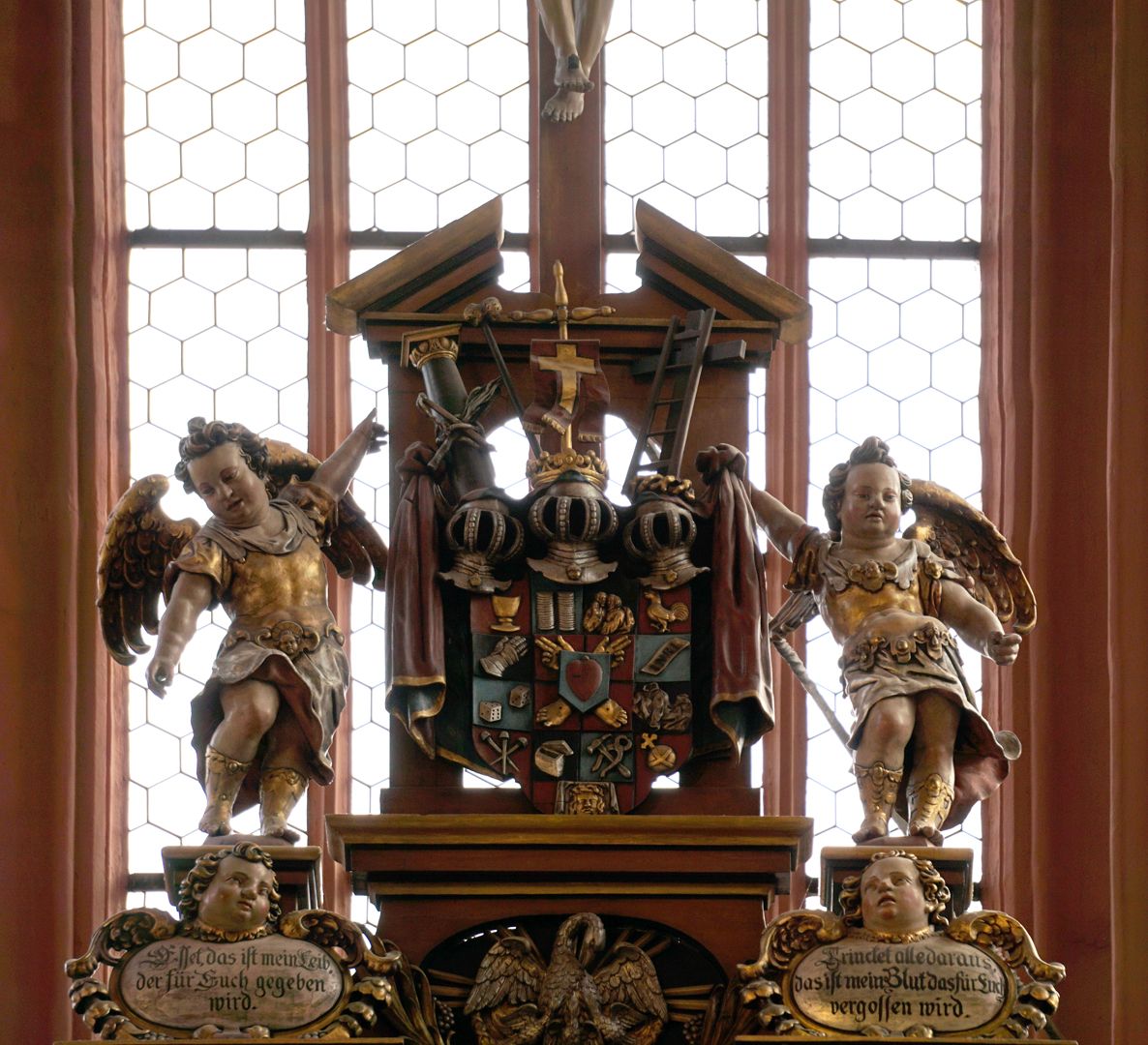 Hochaltar oberer Abschluss: Wappen mit Passionsinsignien, darunter ein Pelikan