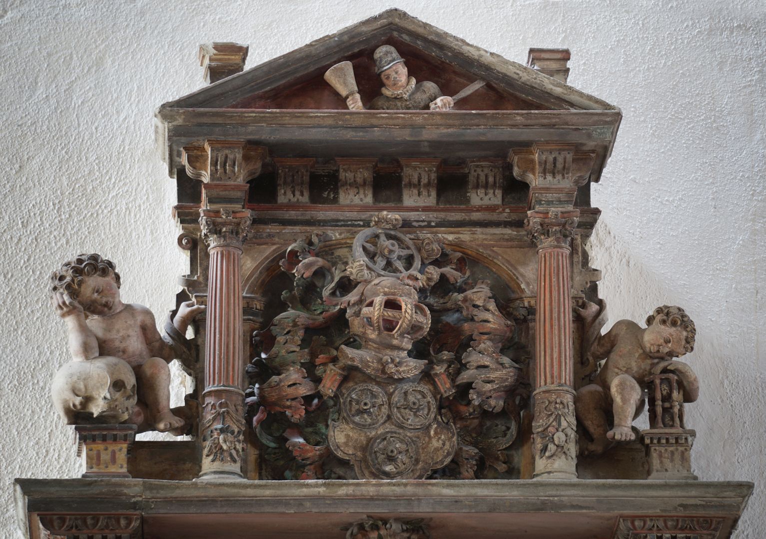 Epitaph des Wolf Christoph von Steinau Wappen der Steinau zu Steinrück, gerahmt von zwei trauernden Puttis mit Totenkopf und Sanduhr