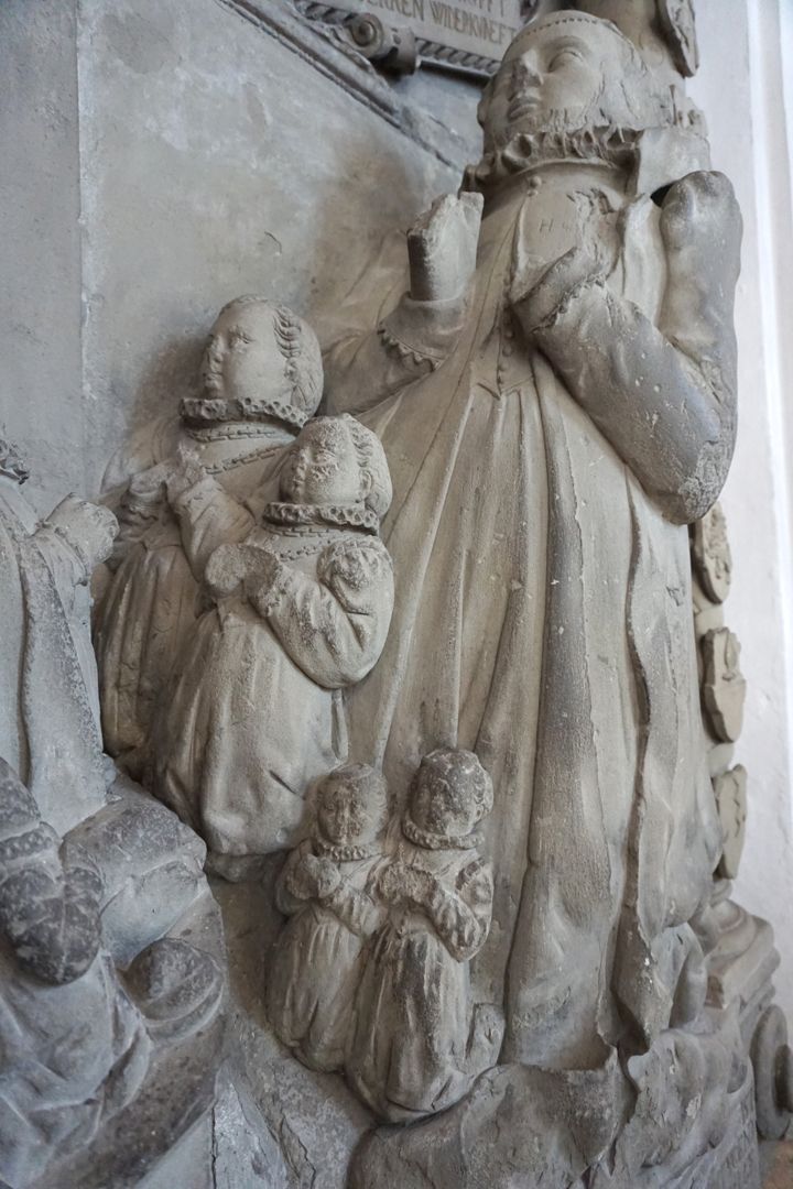 Grabdenkmal des Wilhelm von Wiesenthau und seiner Frau Anna Frauenseite, Stifterin und ihre Töchter