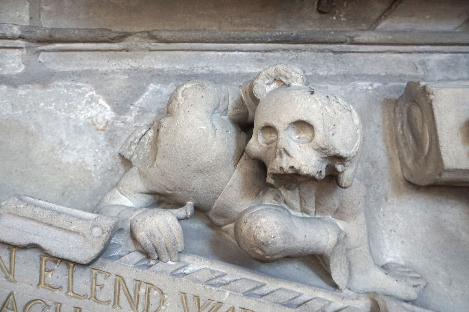 Grabdenkmal des Wilhelm von Wiesenthau und seiner Frau Anna Kopfloser Genius mit Totenschädel