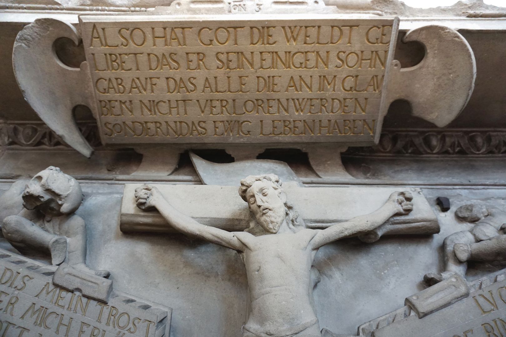 Grabdenkmal des Wilhelm von Wiesenthau und seiner Frau Anna Bibelzitat Johannes 3,16: Also hat Gott die Welt geliebt, dass er seinen eingeborenen Sohn gab, auf dass alle, die an ihn glauben, nicht verloren werden, sondern das ewige Leben haben.