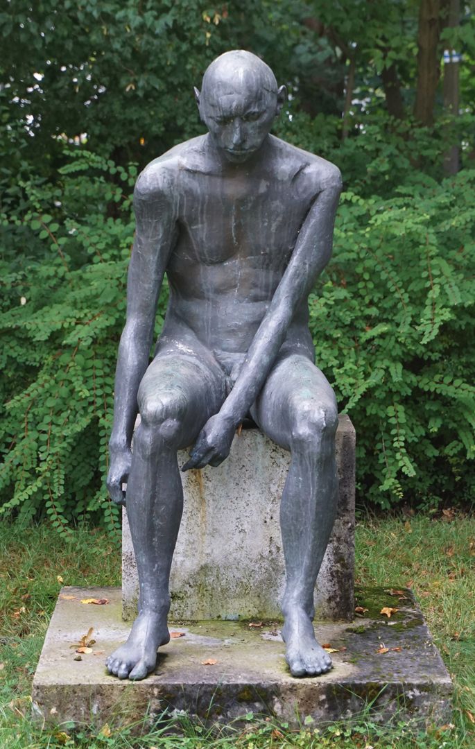 Sitzende Bronzefigur 