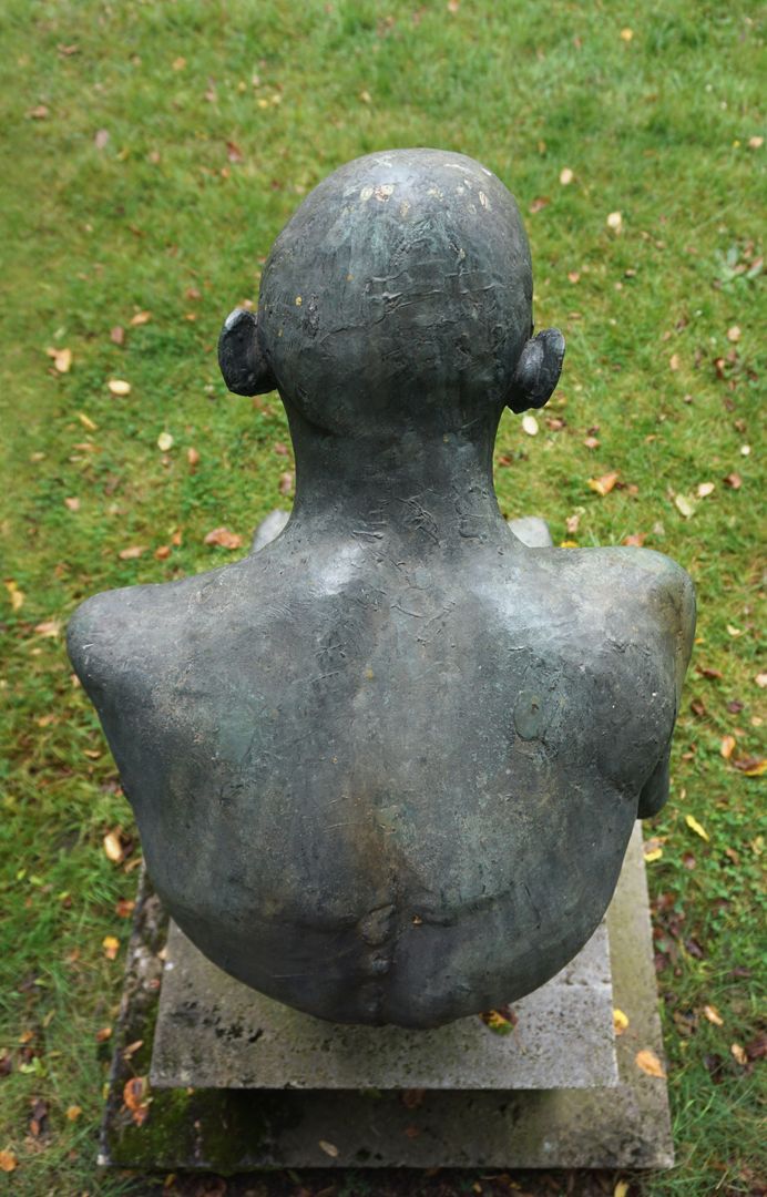 Sitzende Bronzefigur 
