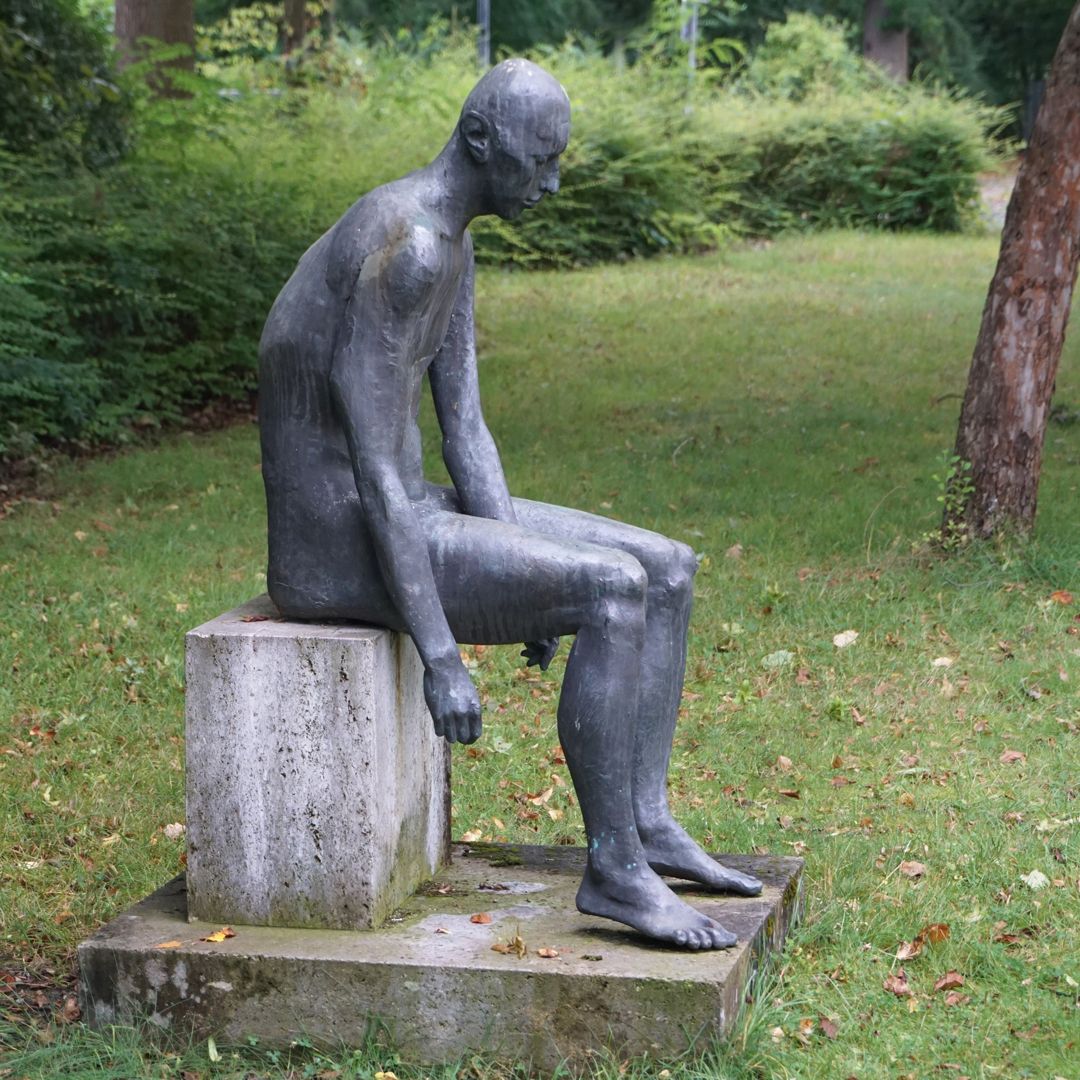 Sitzende Bronzefigur 