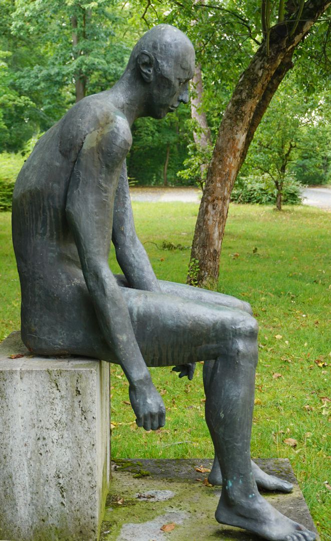Sitzende Bronzefigur 