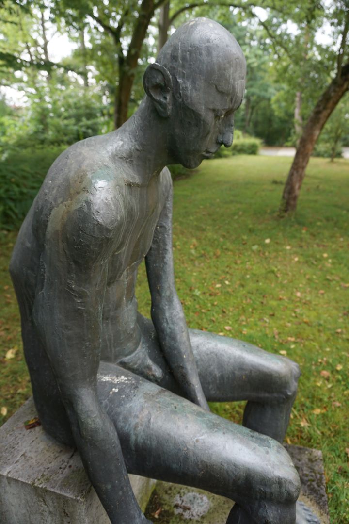 Sitzende Bronzefigur 
