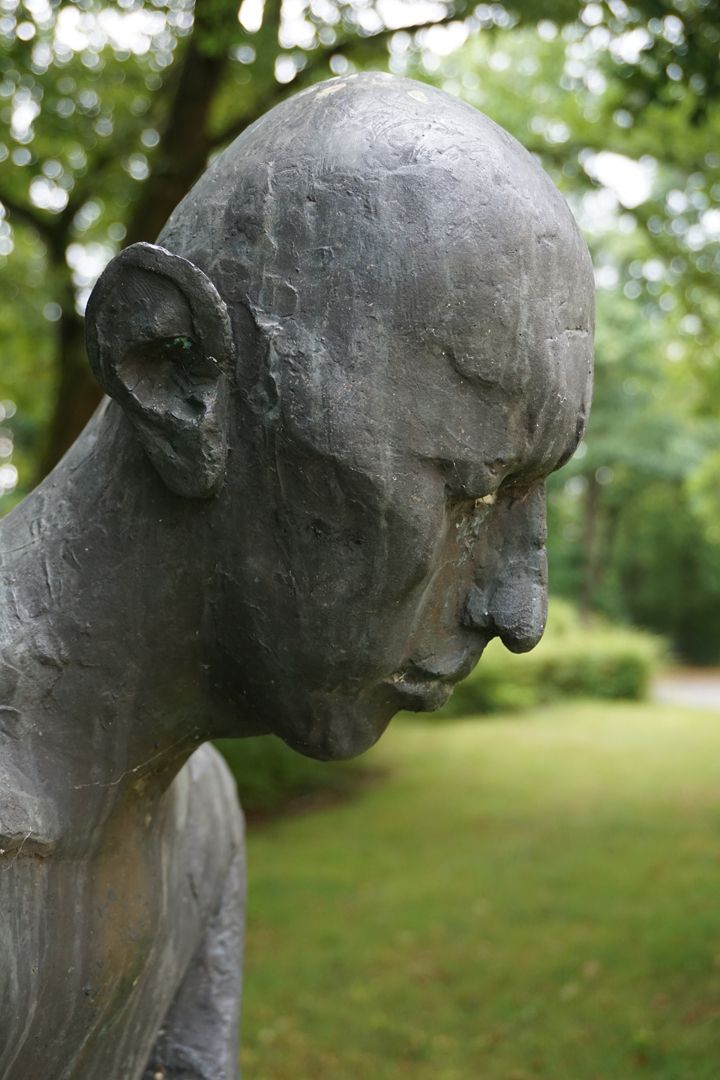 Sitzende Bronzefigur 