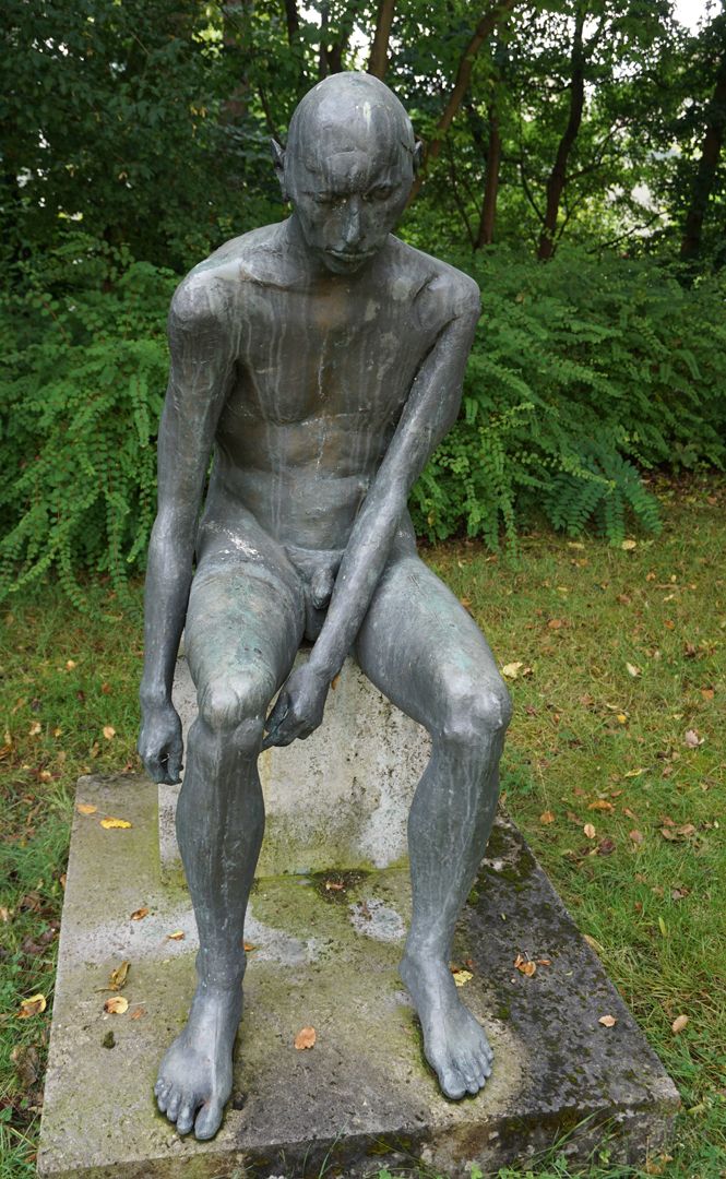 Sitzende Bronzefigur 