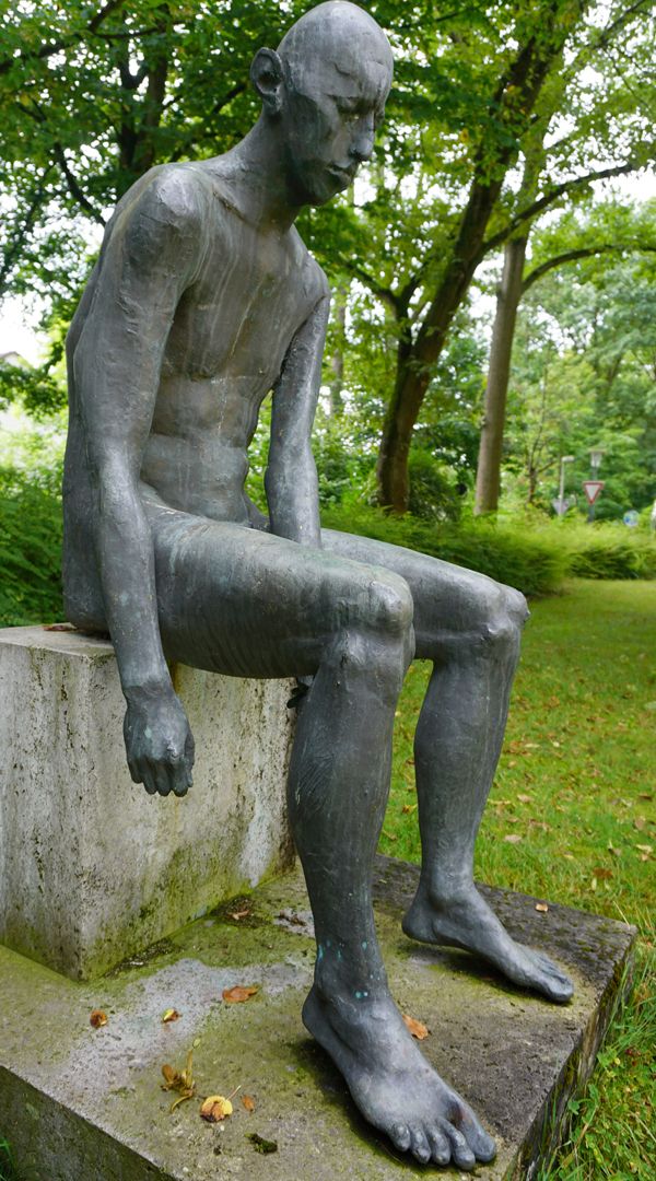 Sitzende Bronzefigur 