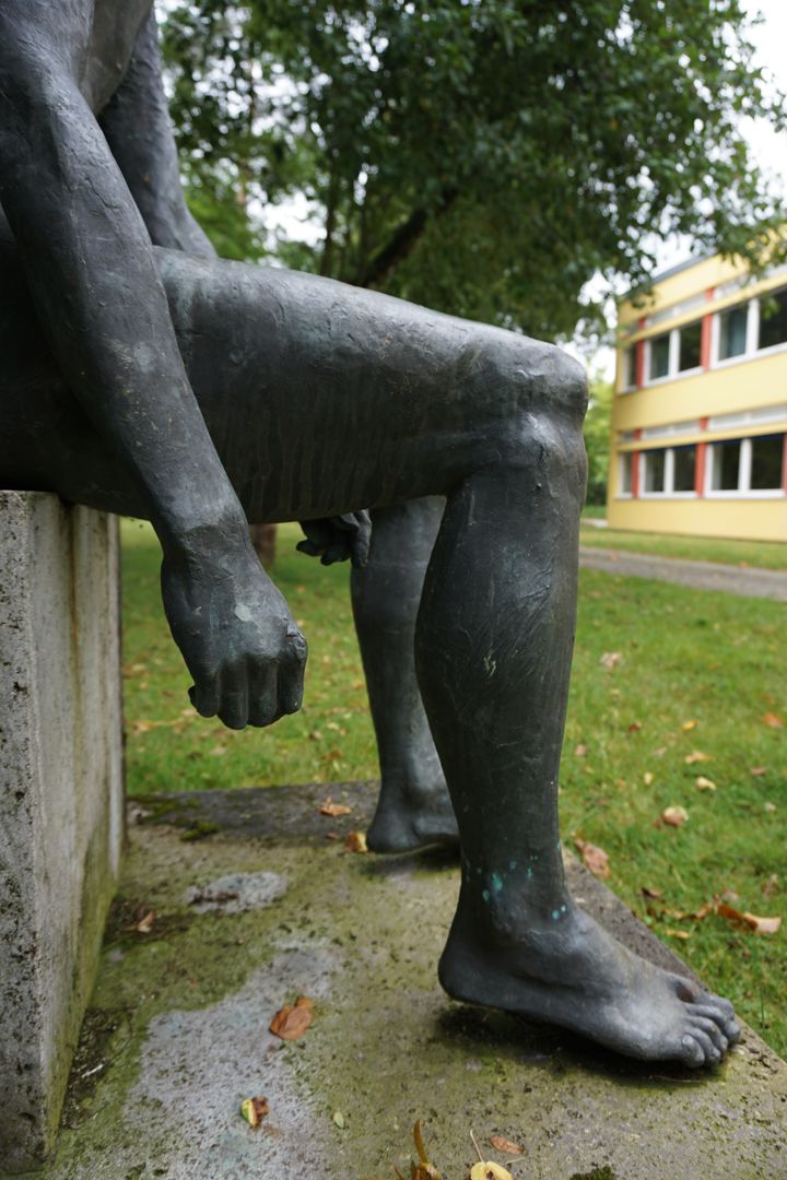 Sitzende Bronzefigur 