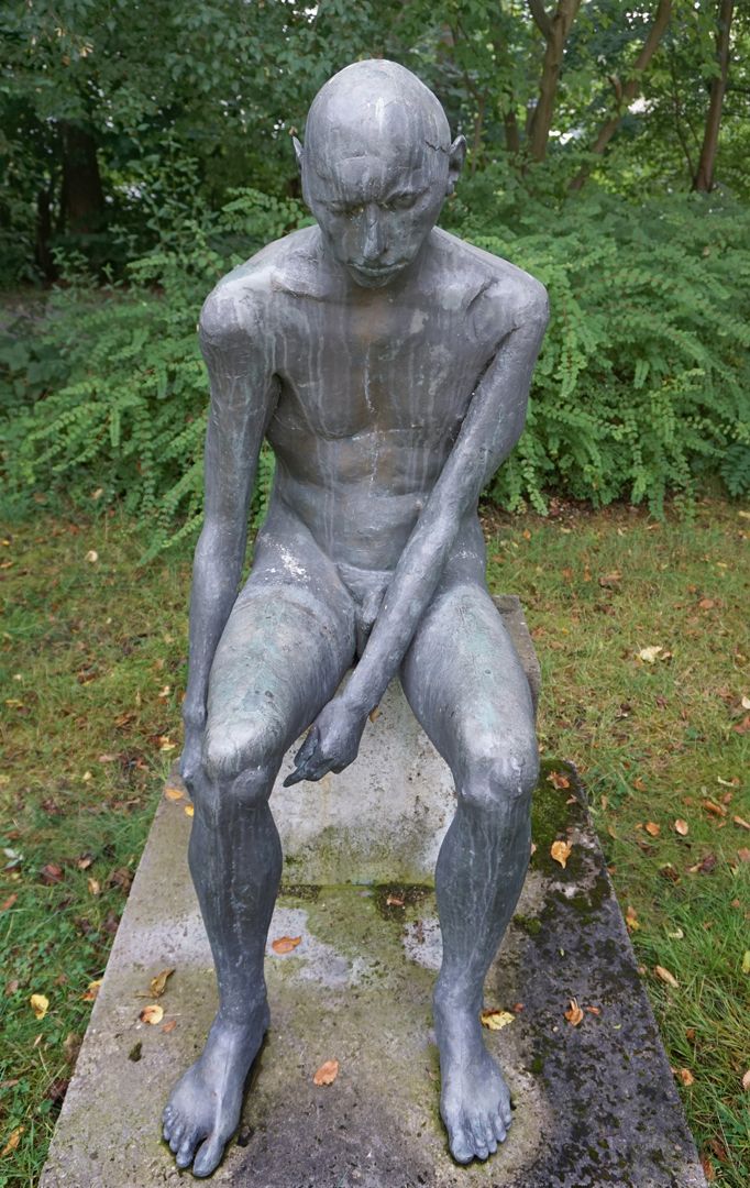 Sitzende Bronzefigur 