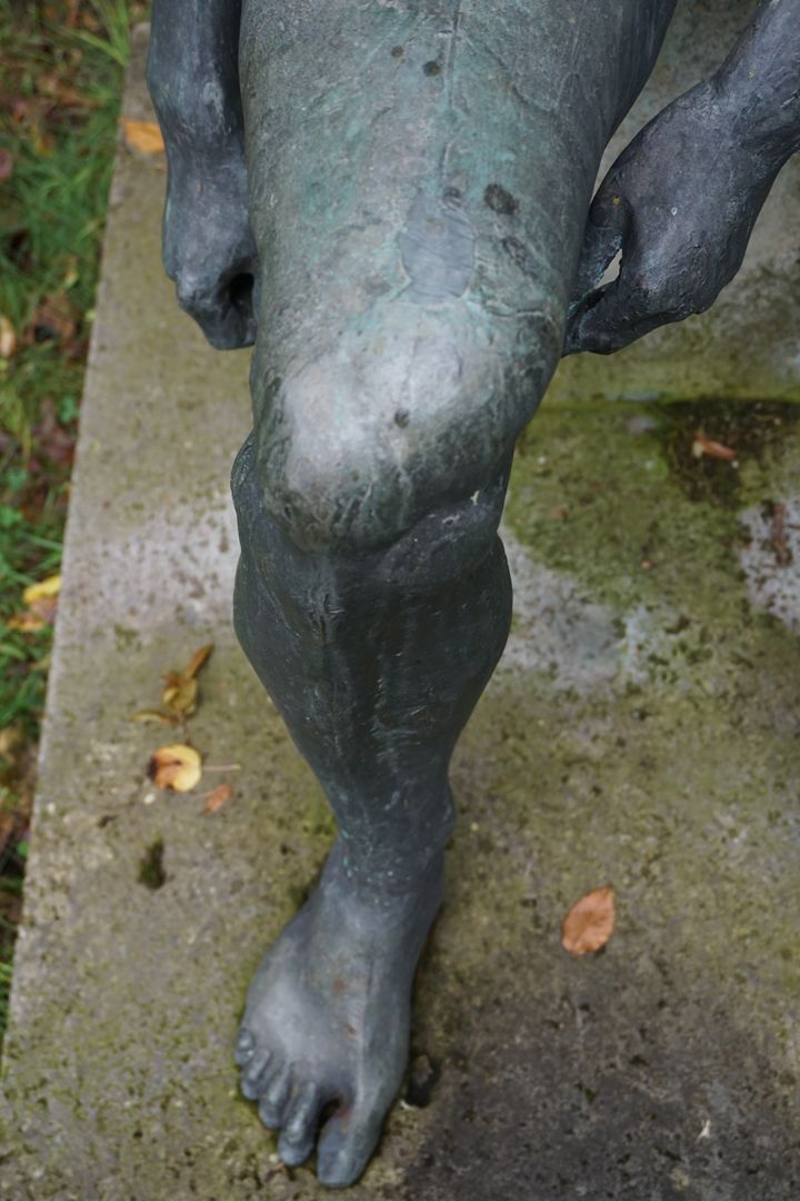 Sitzende Bronzefigur 