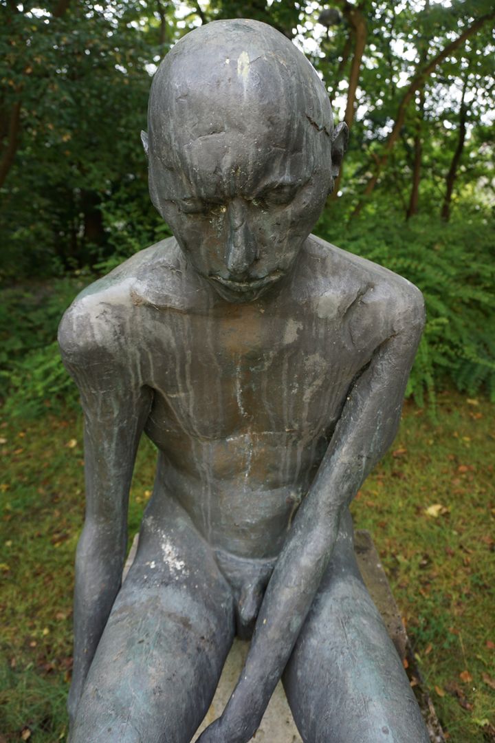 Sitzende Bronzefigur 