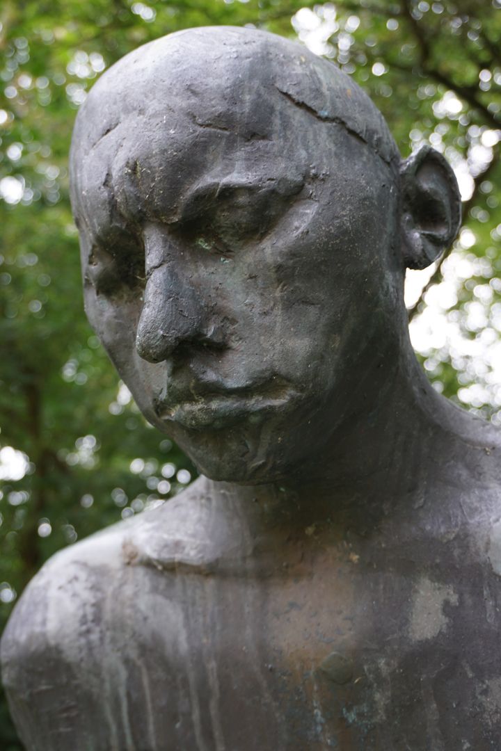 Sitzende Bronzefigur 