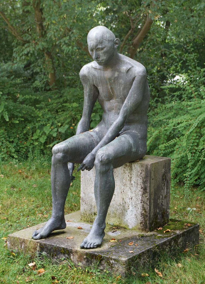 Sitzende Bronzefigur 