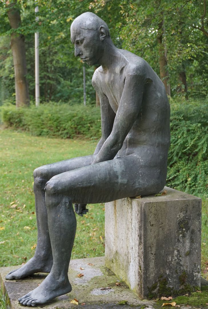 Sitzende Bronzefigur 