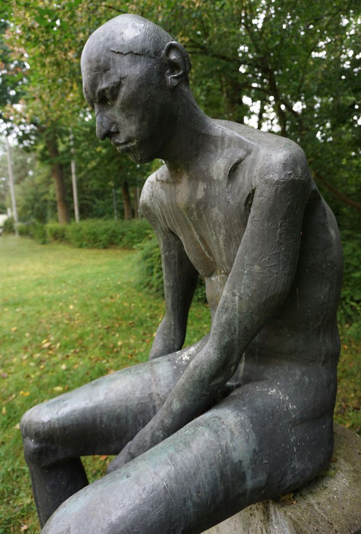 Sitzende Bronzefigur 
