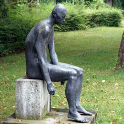 Sitzende Bronzefigur