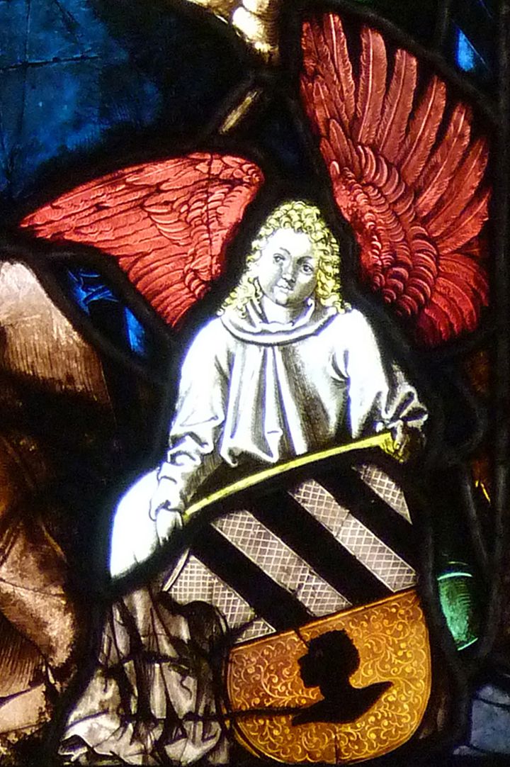 St. Bartholomäus, Chorfenster n II Dritte Zeile, Fenster b, Engel mit Tucherwappen