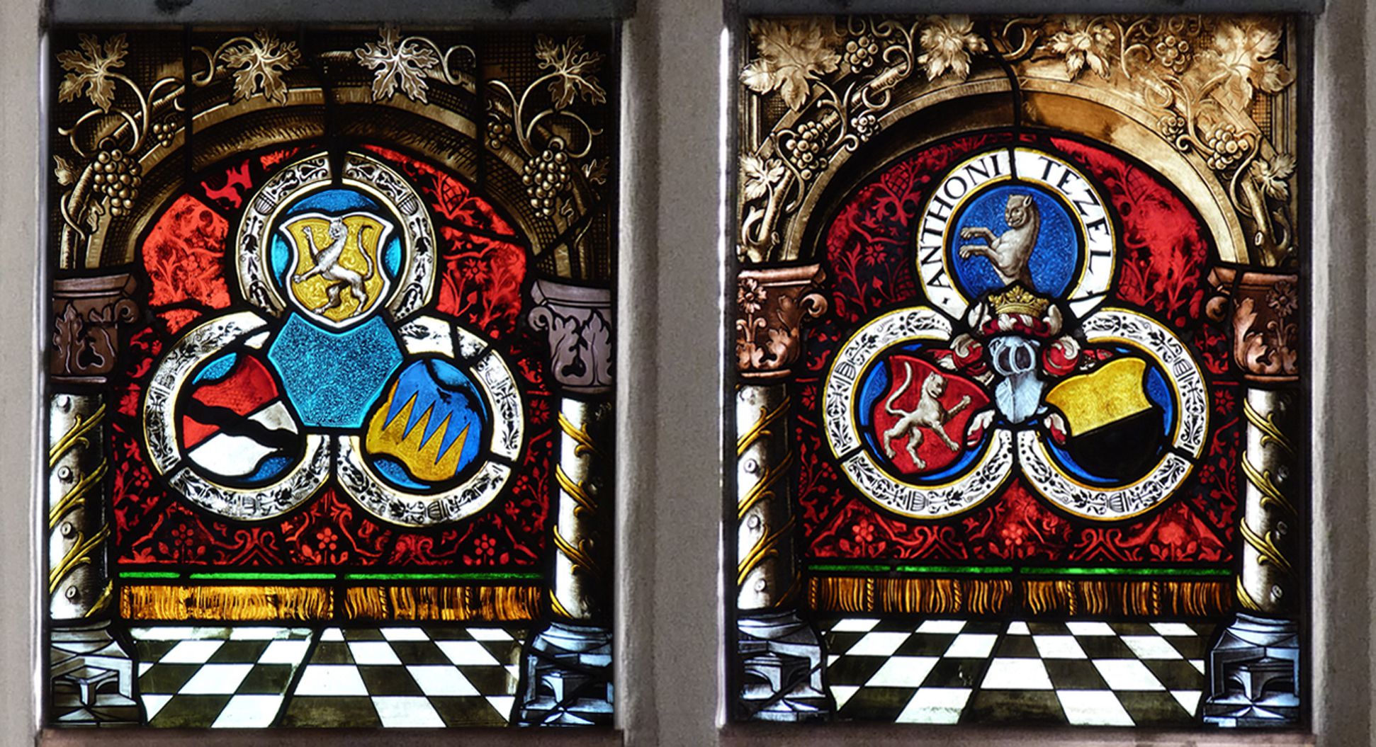 St. Bartholomäus, Chorfenster n II Erste Zeile; Tetzelsche Allianzwappen (Architekturrahmungen von 1886)