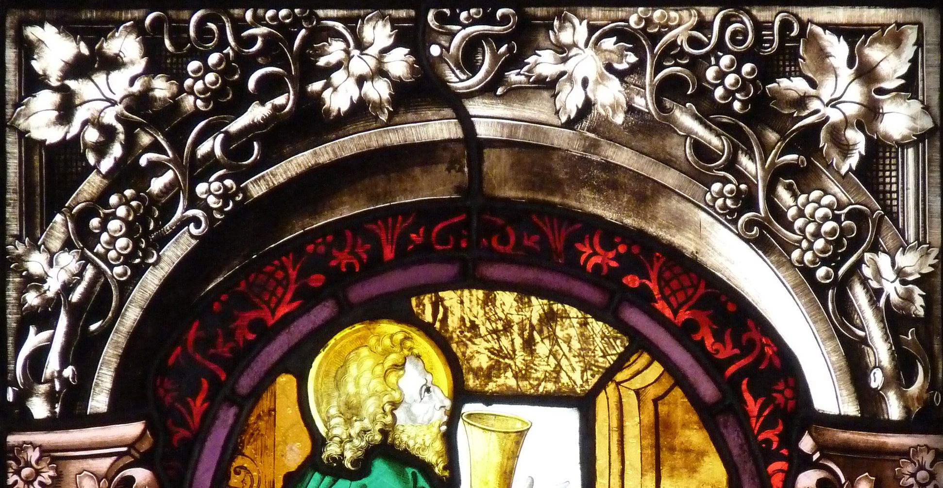 St. Bartholomäus, Chorfenster n II Zweite Zeile, Fenster a, Ev. Johannes, Detail mit Architekturrahmung von 1886