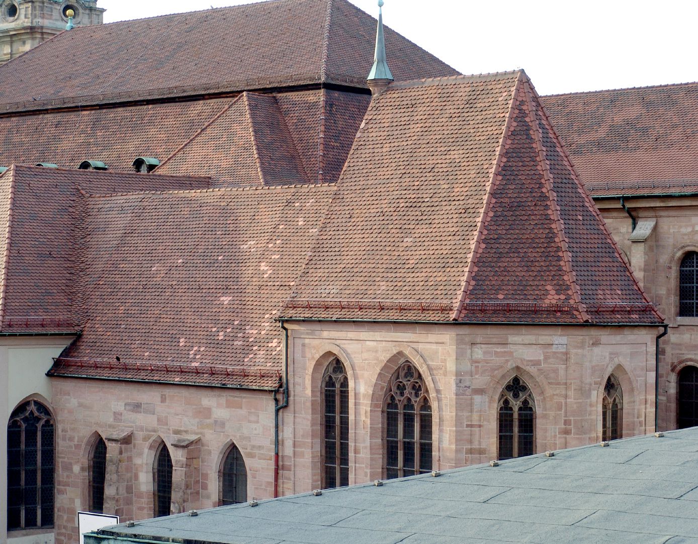 Euchariuskapelle von links nach rechts: Wolfgangs-, Eucharius- und Tetzelkapelle, dahinter St. Egidien