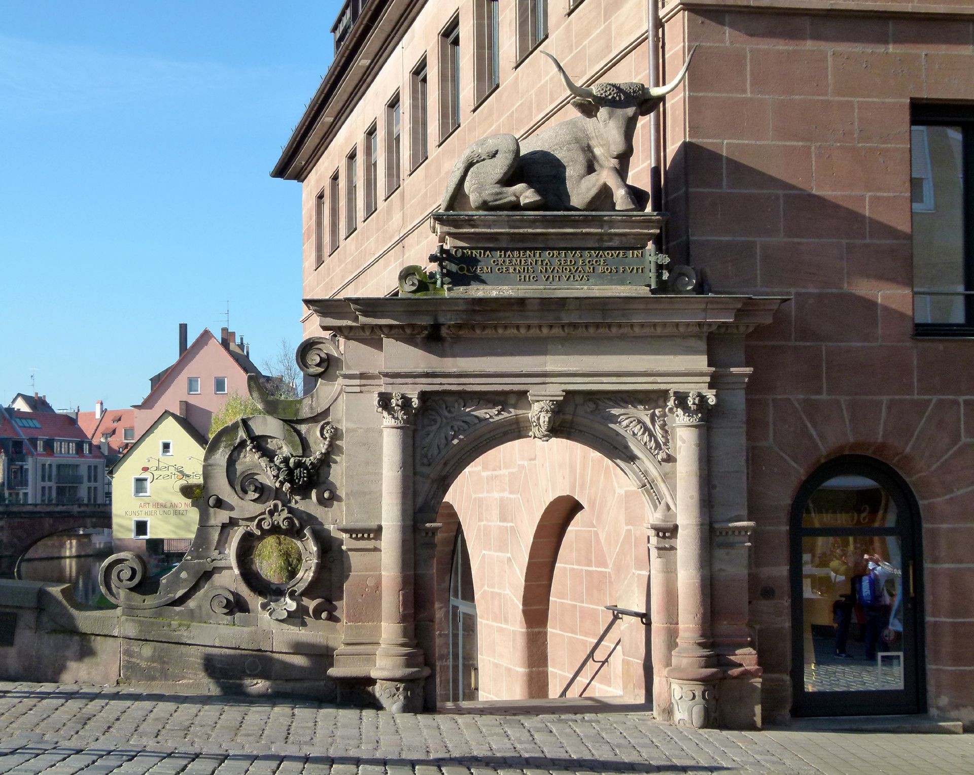 Fleischbrücke Bogenportal mit Rollwerk und Ochsenattika