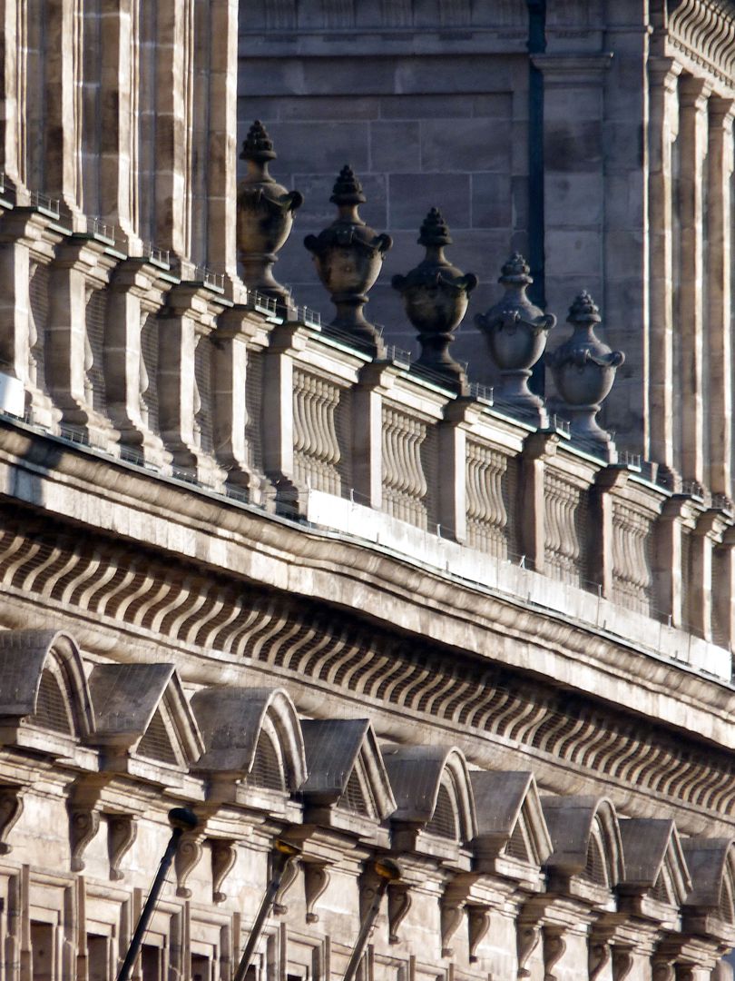 Rathaus, Wolffscher Bau Giebel-, Gebälk-, und Balustradenflucht