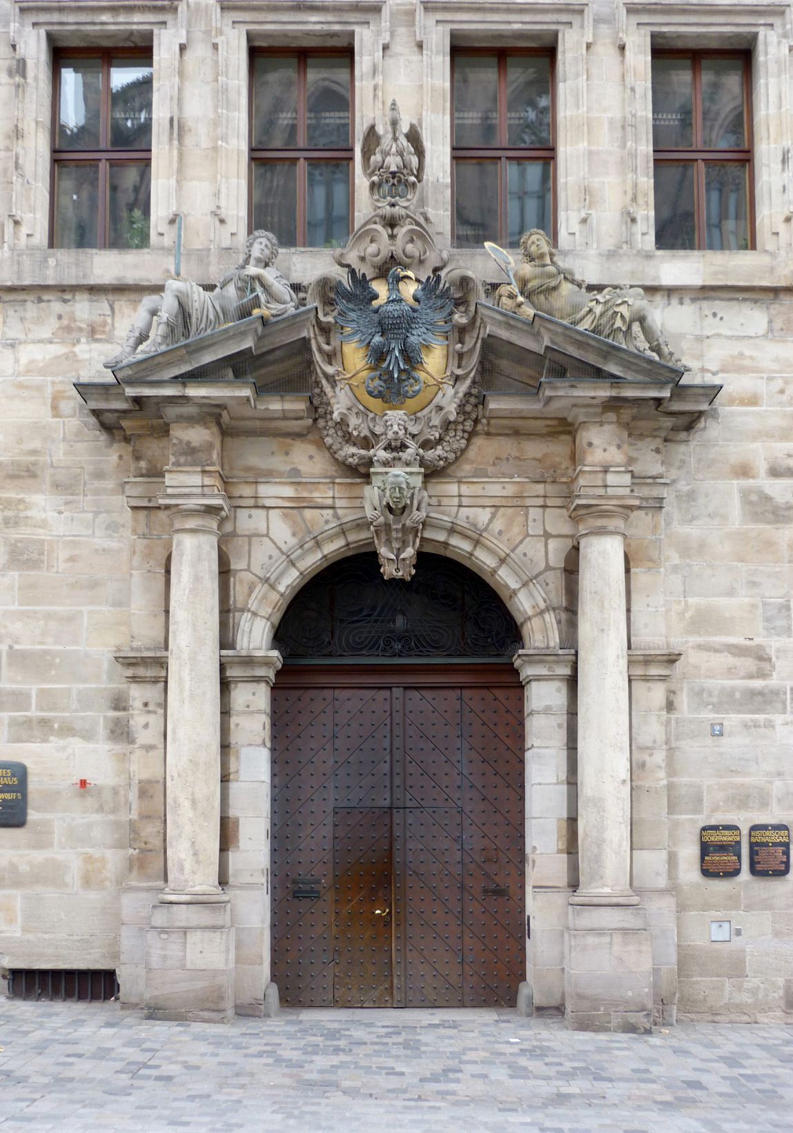 Rathaus, Wolffscher Bau Mittelportal