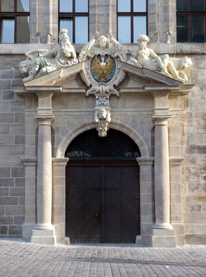 Rathaus, Wolffscher Bau linkes Seitenportal