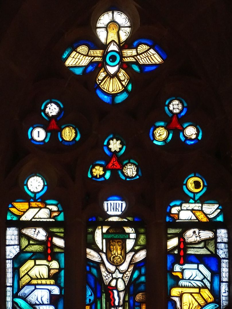 Ostfenster im Chor von St. Nikolaus und St. Ulrich Fensterspitze und obere Reihe