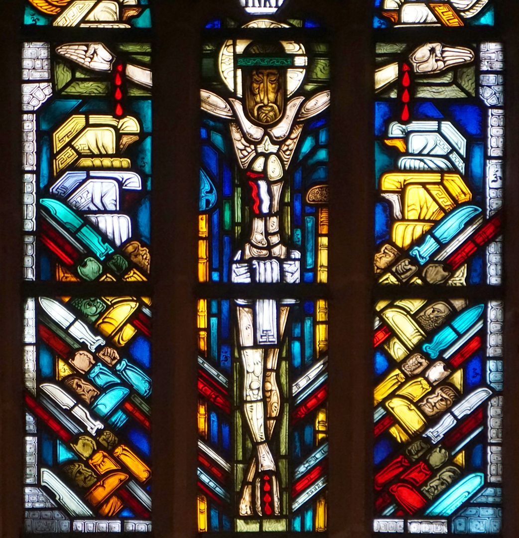 Ostfenster im Chor von St. Nikolaus und St. Ulrich Hauptszene mit dem Gekreuzigten