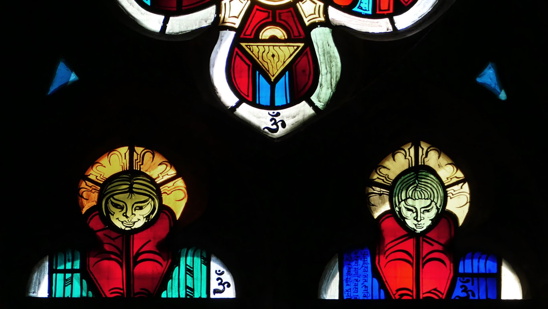 Evangelistenfenster / Lucas unterer Vierpass (hier in der Mitte das "Om" Zeichen des Künstlers) und Lanzettspitzen